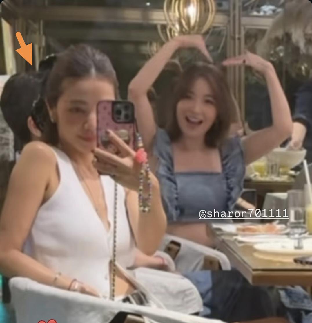 50岁名媛许路儿晒女友合照，她靠着她的肩笑得甜，女友也是冻龄脸