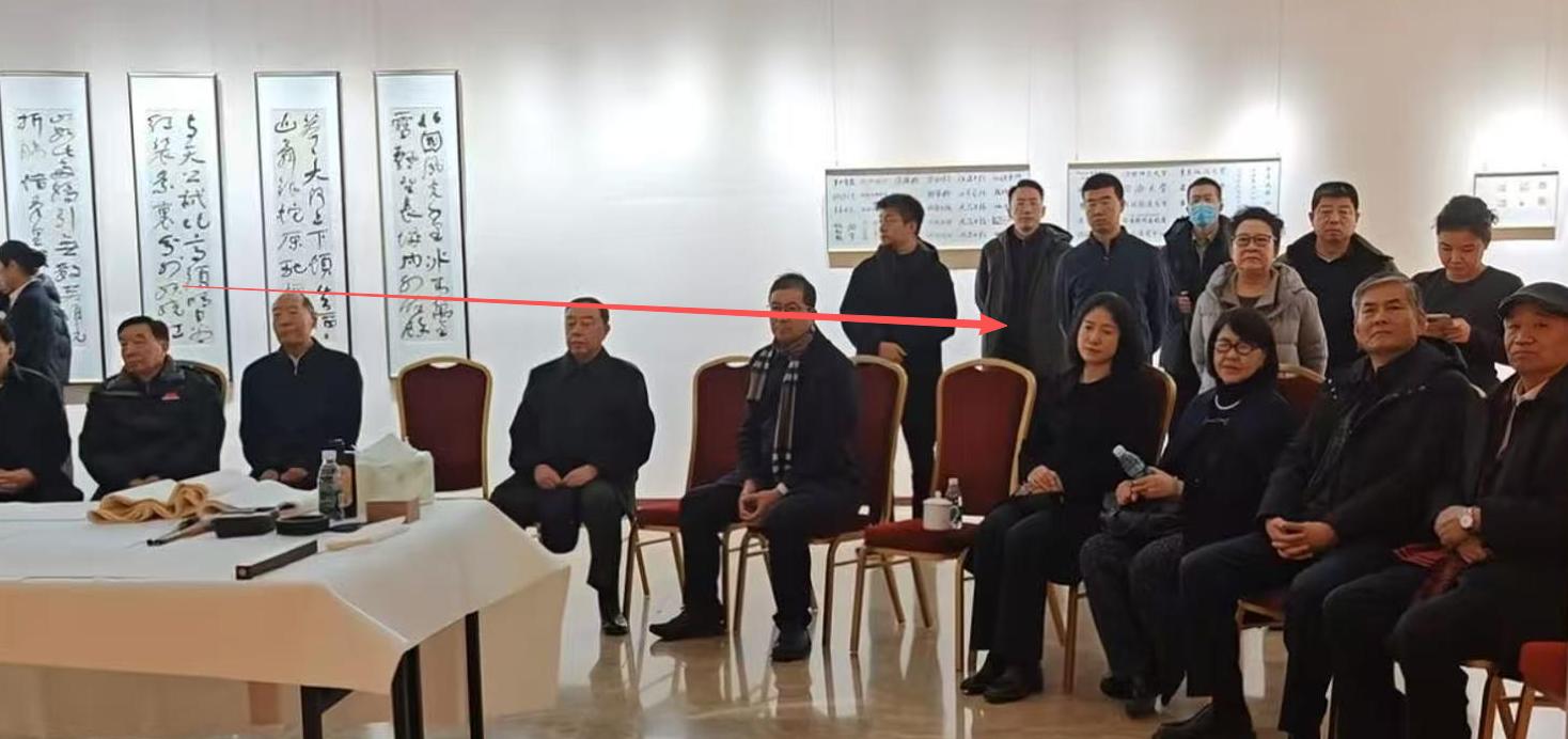 继杨振宁去世不到2月,翁帆首次携76岁妈妈亮相,一个细节惹争议