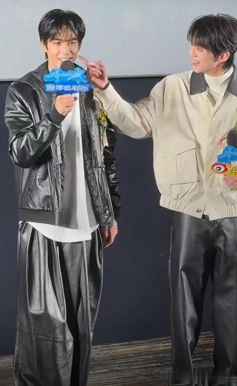 宋威龙赵今麦出席新剧宣传，一直刻意保持距离，互动尴尬毫无cp感