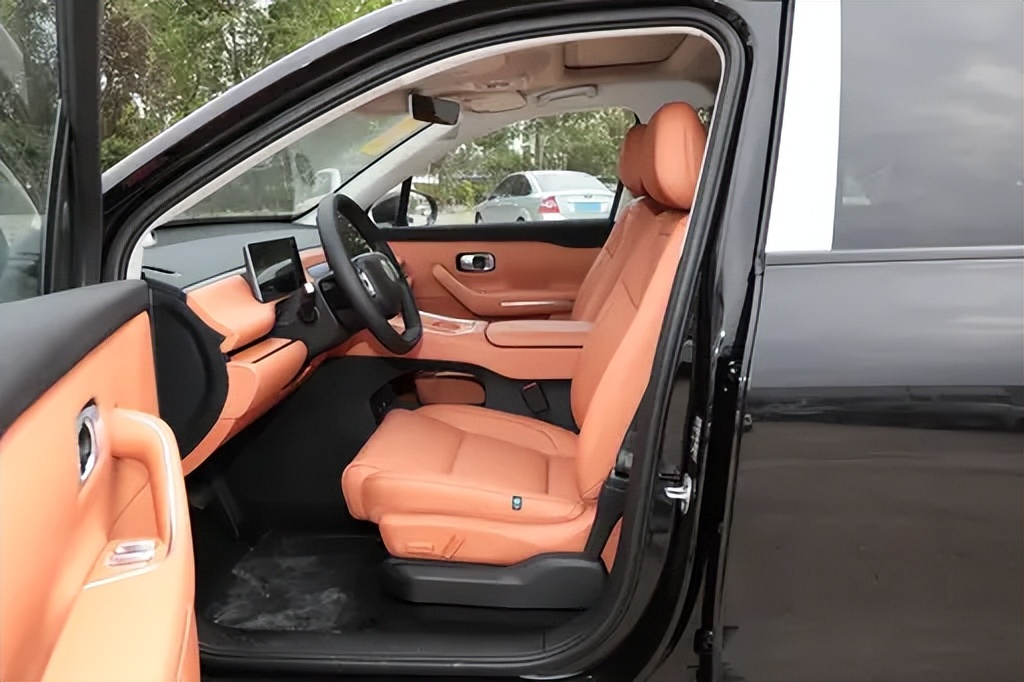 家用SUV看看它，续航、空间、动力样样强，体验零跑C16