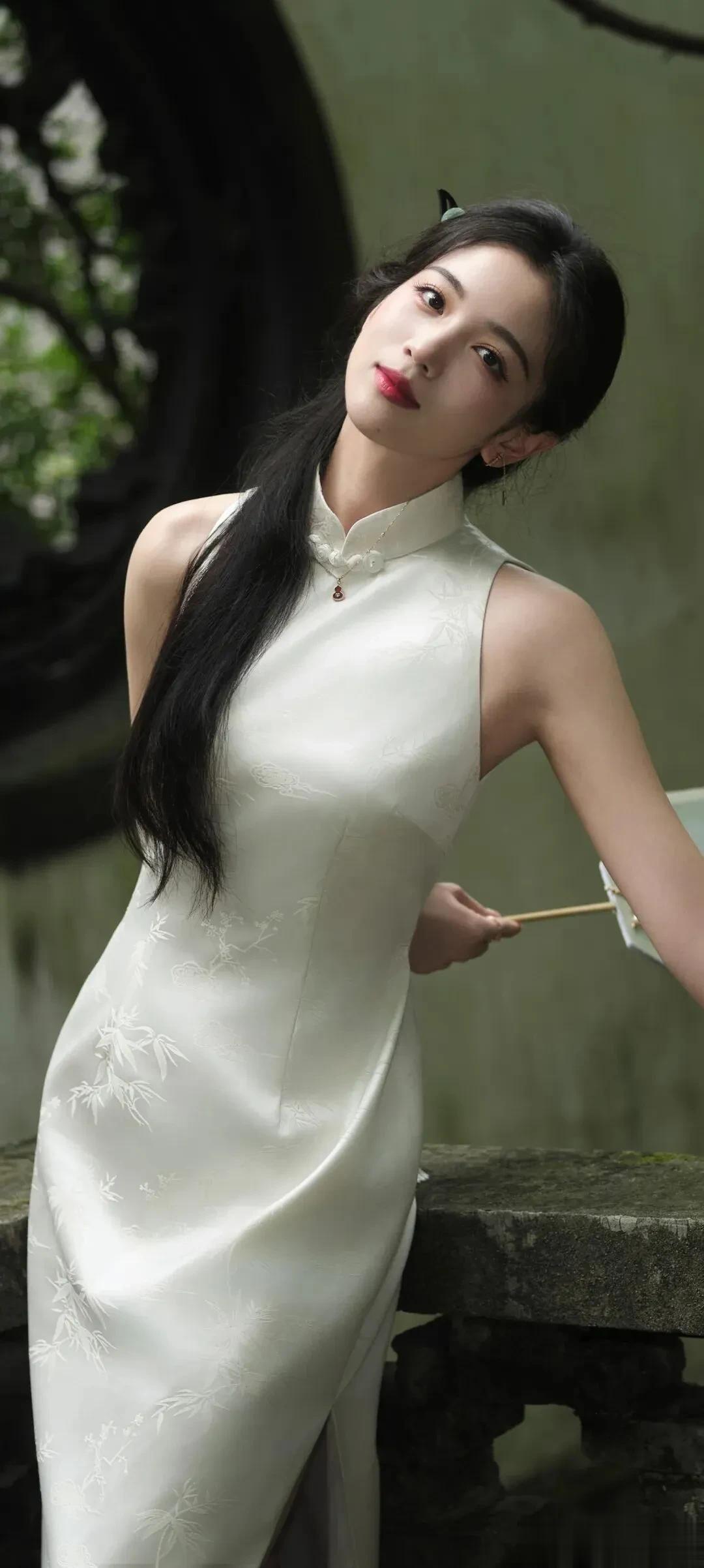 代露娃穿旗袍美出圈:这才是中式少女的松弛感