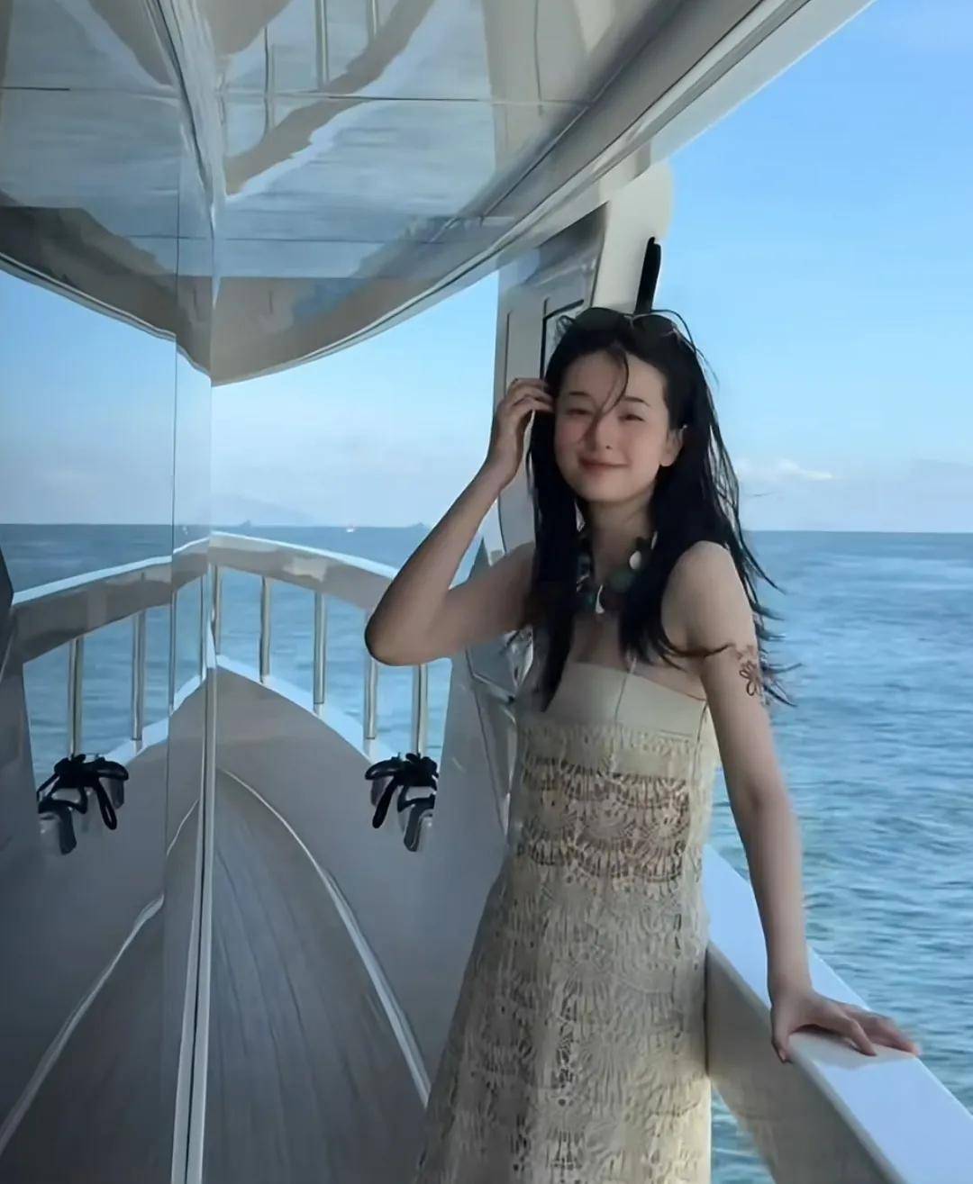 31岁乔欣晒婚后生活,和男方爷爷奶奶约会,老人满头白发很喜欢她