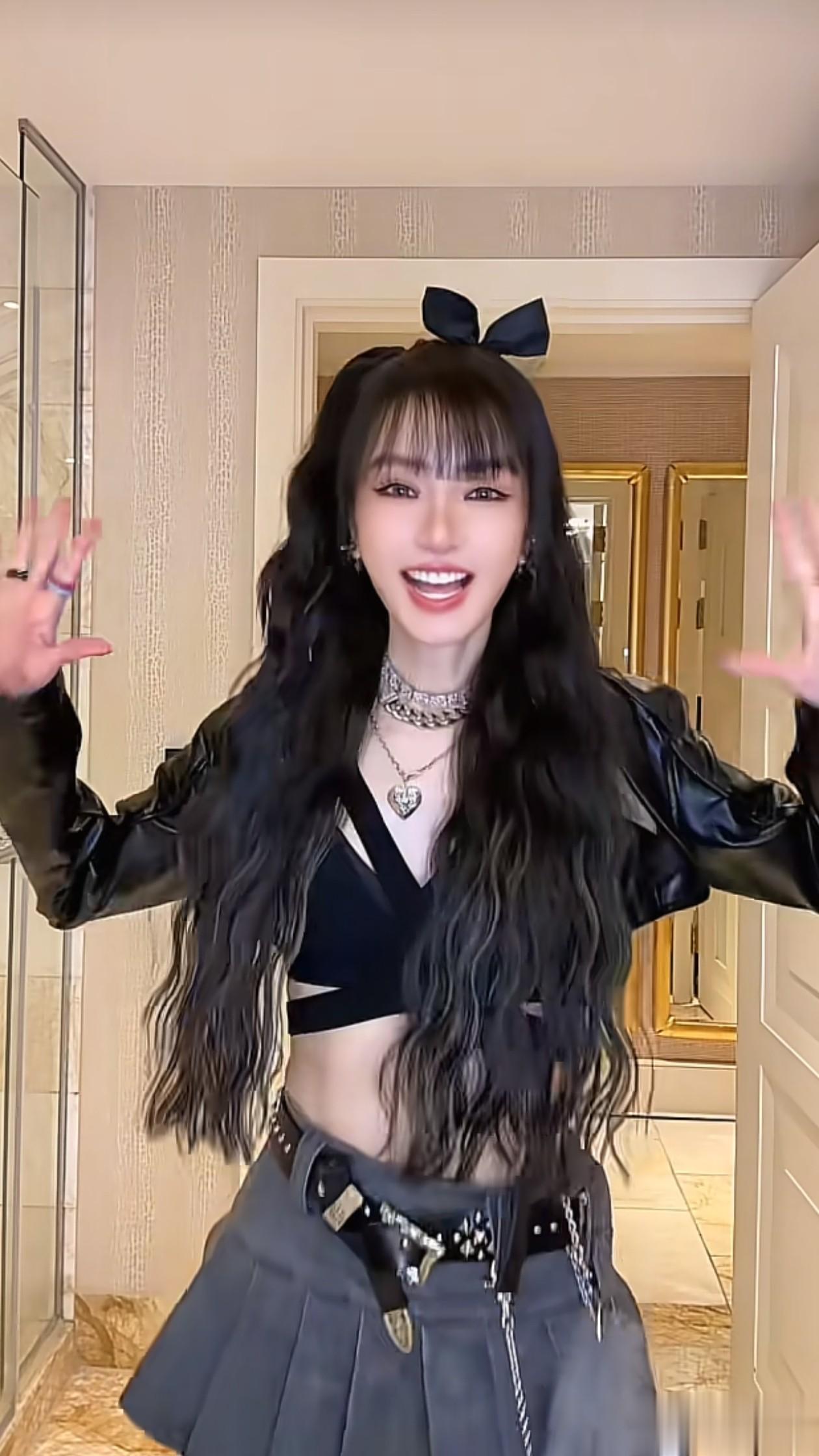 51岁谢金燕新穿搭：露脐上衣+短裙，尽显小蛮腰 大长腿，发量好多