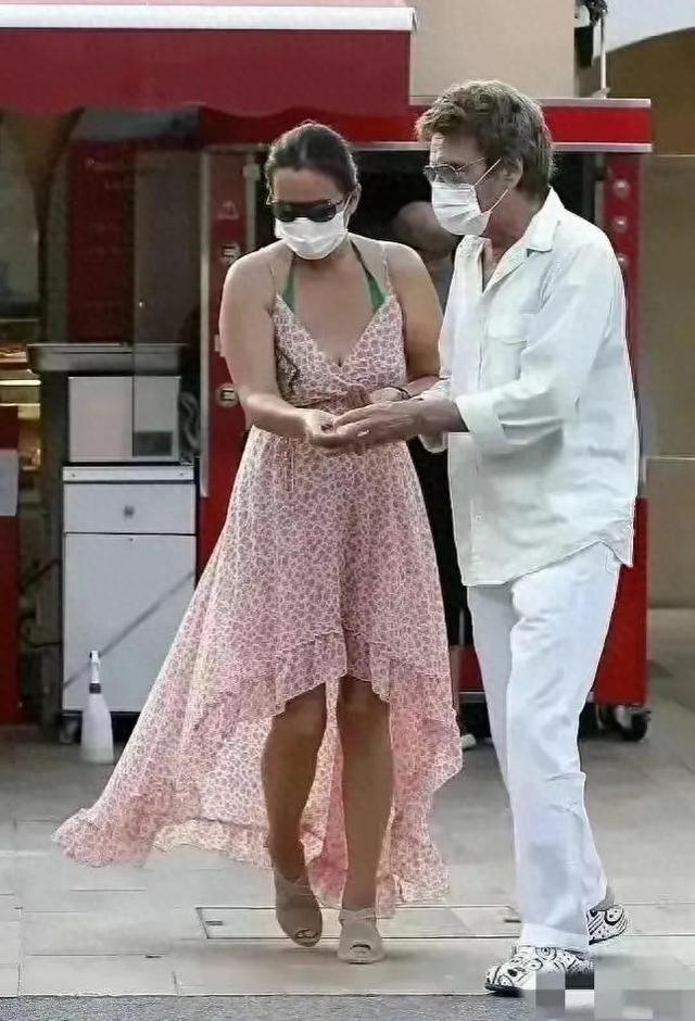 这是巩俐吗？这身材这状态，真的无法让人想象！感觉她倒是很快乐