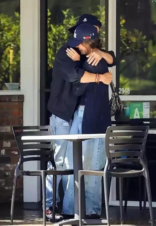 杰西卡·阿尔芭与小12岁男友出街撒糖，热恋氛围拉满