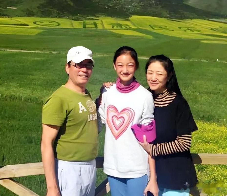 原来他们俩是夫妻，都是一级演员，她40岁高龄产女，相守20余年