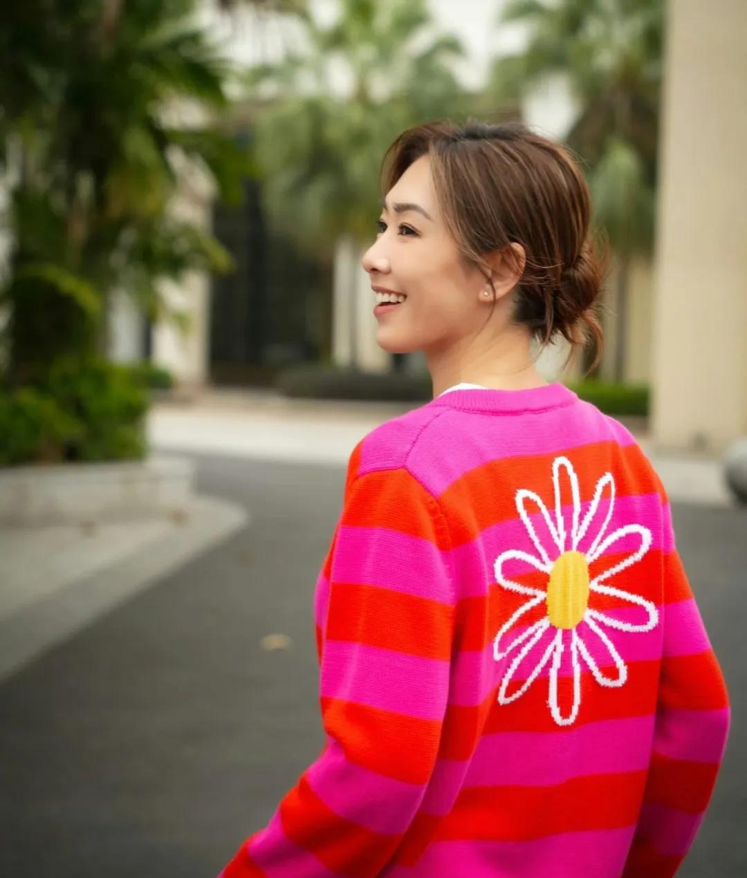 胡定欣男友正脸首曝光，揸200万Benz蜜会女友撑枱脚