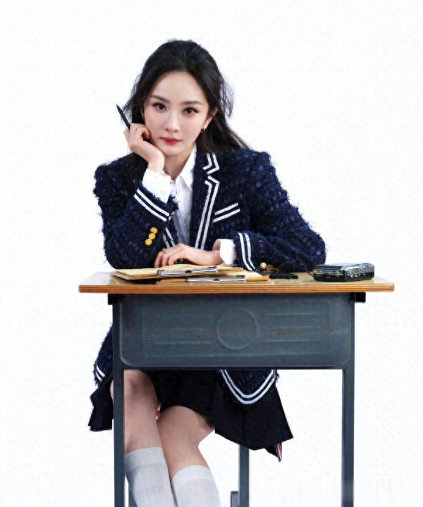 杨幂王者荣耀表演赛造型封神，被全网喊“校花学姐”