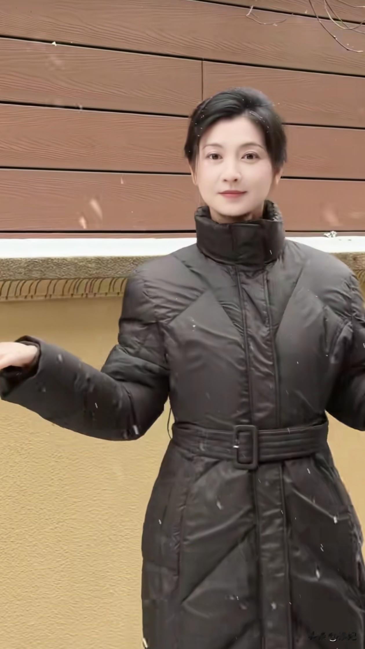 42岁斓曦穿黑色立领羽绒服在雪地走，网友直呼羽绒服是10年前款式