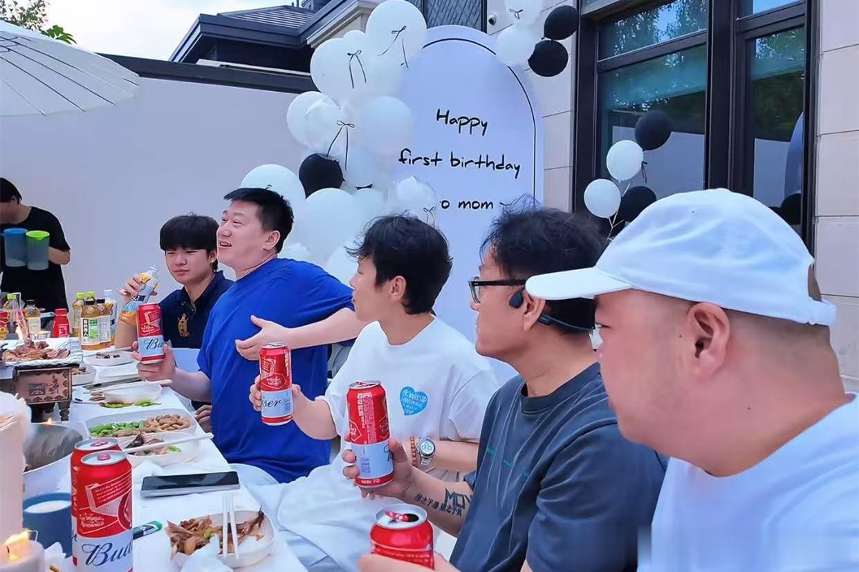 德云社孟鹤堂在家聚会,给妻子庆生,院内烤全羊,张鹤伦亲自上手