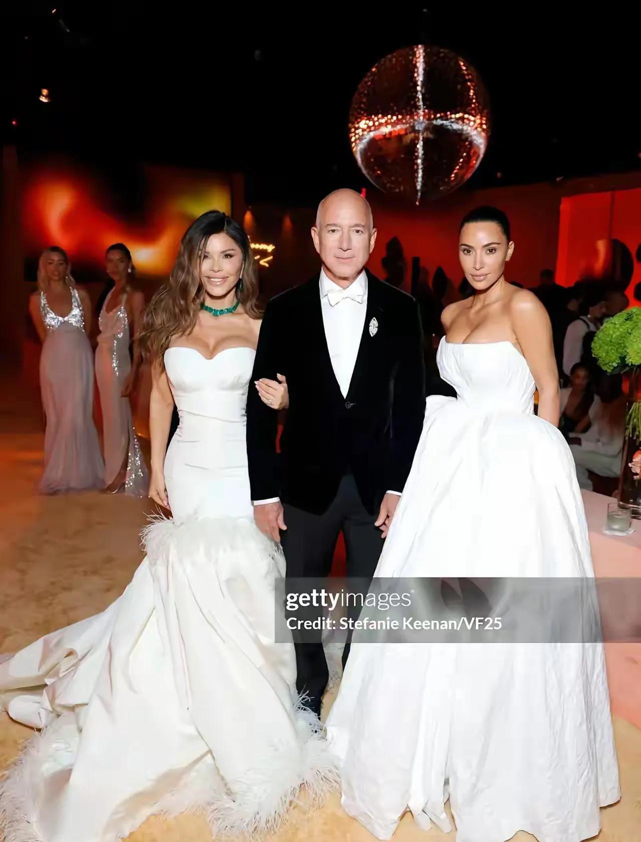 贝佐斯与桑切斯奥斯卡派对现身，肢体语言透露关系生变？