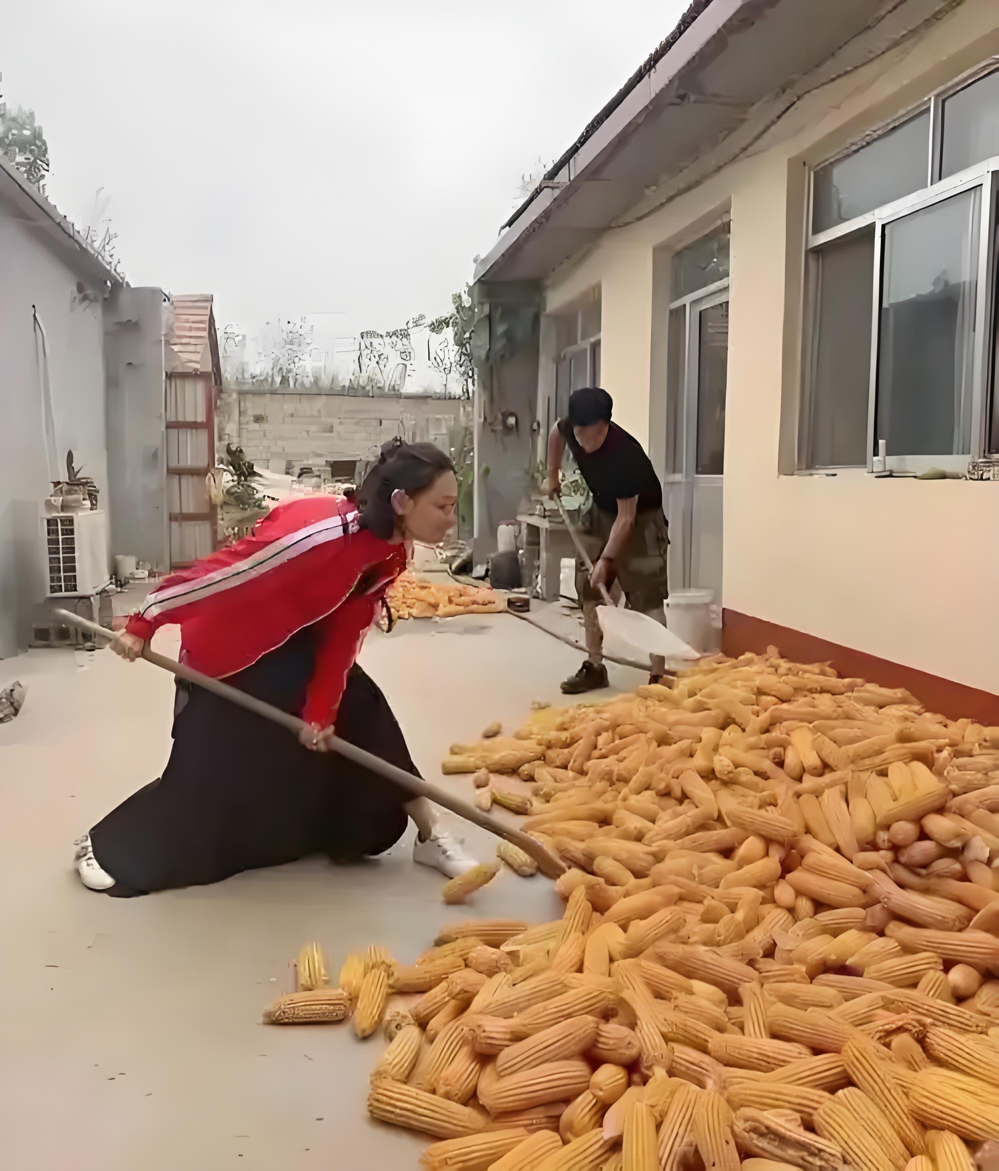 程莉莎赶山东大集，穿3万大衣买3元焦米棍解馋 像没见过世面城巴佬