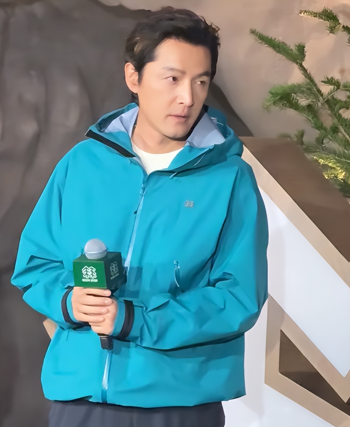 43岁胡歌与38岁刘诗诗罕见同框，一个含情脉脉，一个不敢直视对方