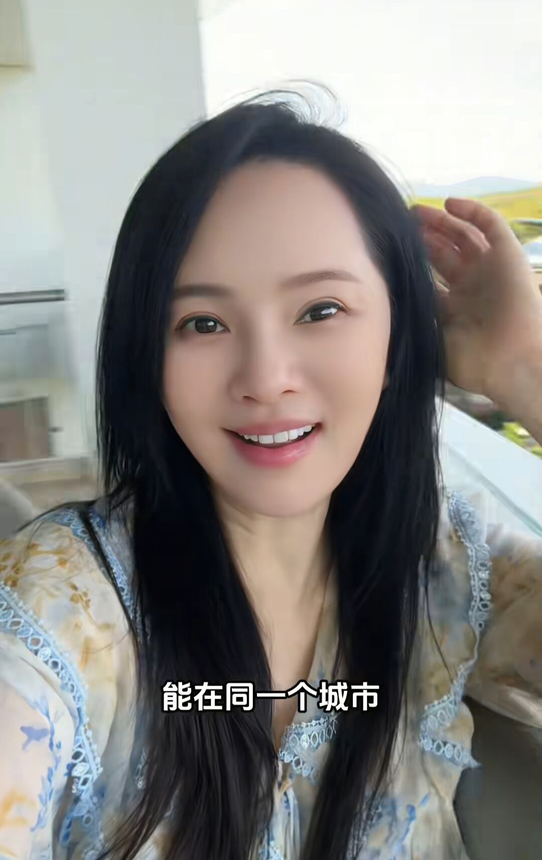 伊能静带女儿探班老公，秦昊出手阔绰，安排家人住昂贵的水底套房