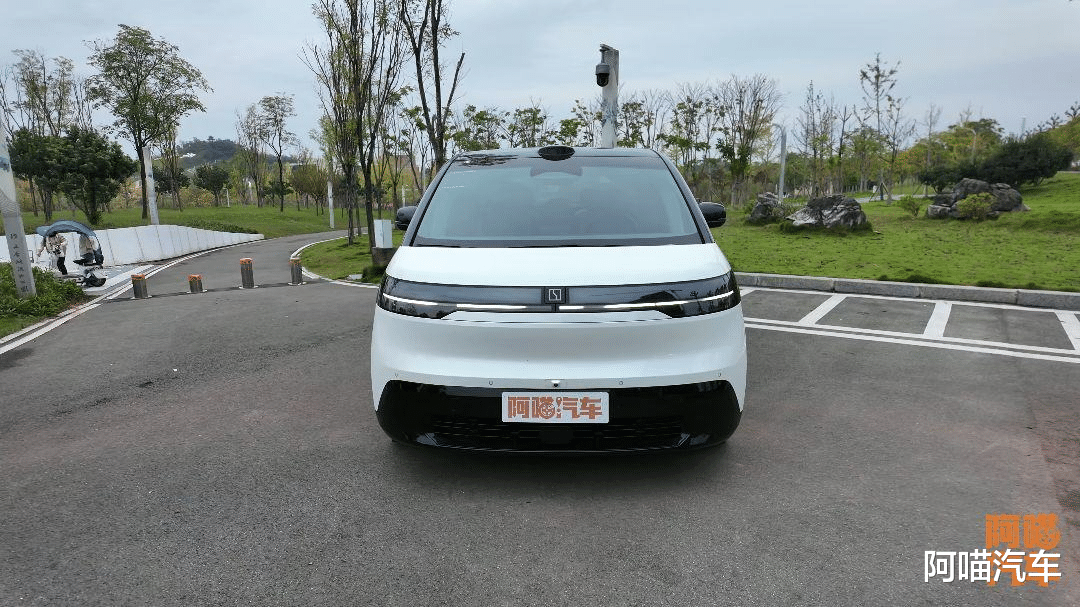 这车设计脑洞太大了，极氪MIX有点意思，为啥却卖不动呢？