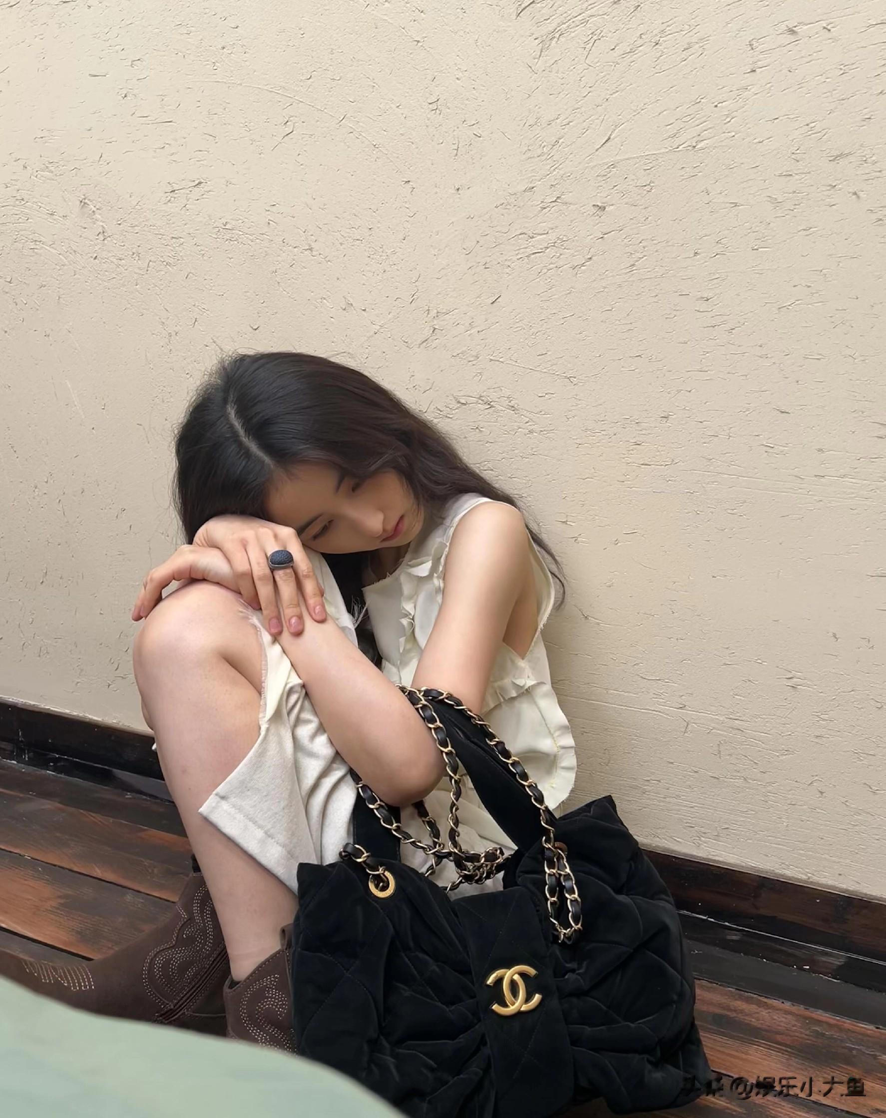 张子枫分享最新写真,穿白色套装戴着墨镜美得好松弛!