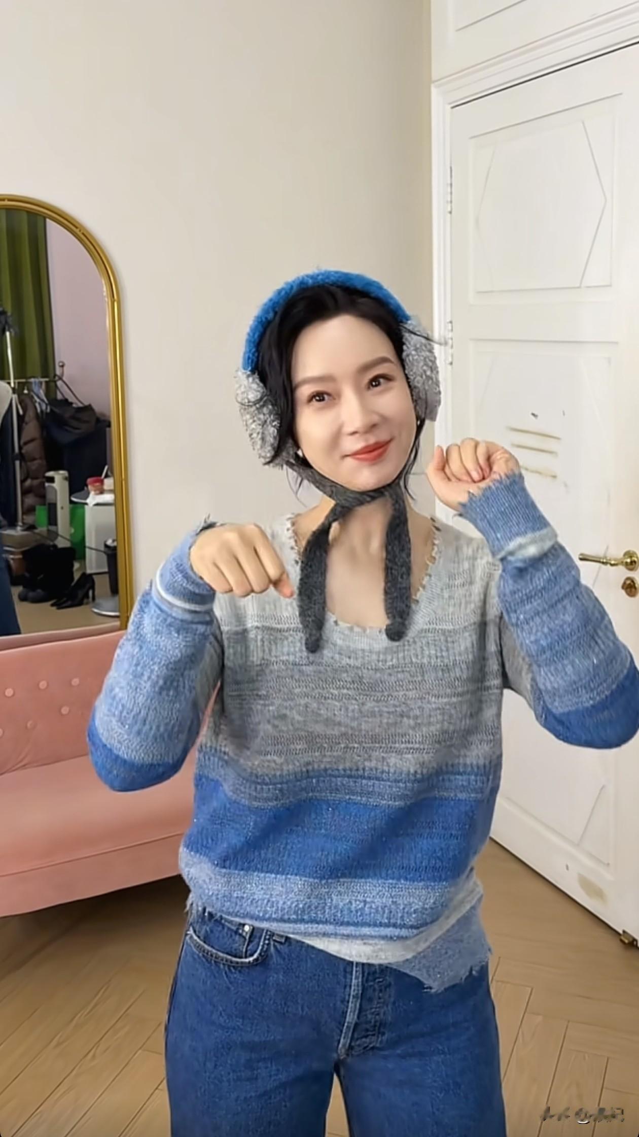 48岁陈数跳手势舞：毛衣+牛仔裤，减龄又洋气，状态好得像小姑娘