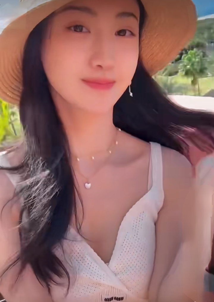 景甜最新度假美照,一袭白裙配长发,温柔又漂亮