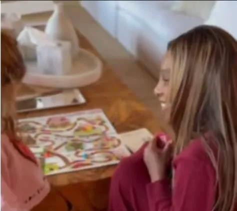 金发白肤莉莉贝特再现身！梅根确定这是你亲生的？阿奇也疑点重重