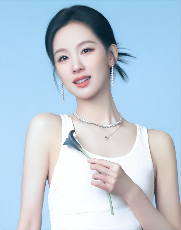 北京这一天,被腰臀比逆天的刘涛惊艳,不穿暴露礼服却艳压群芳