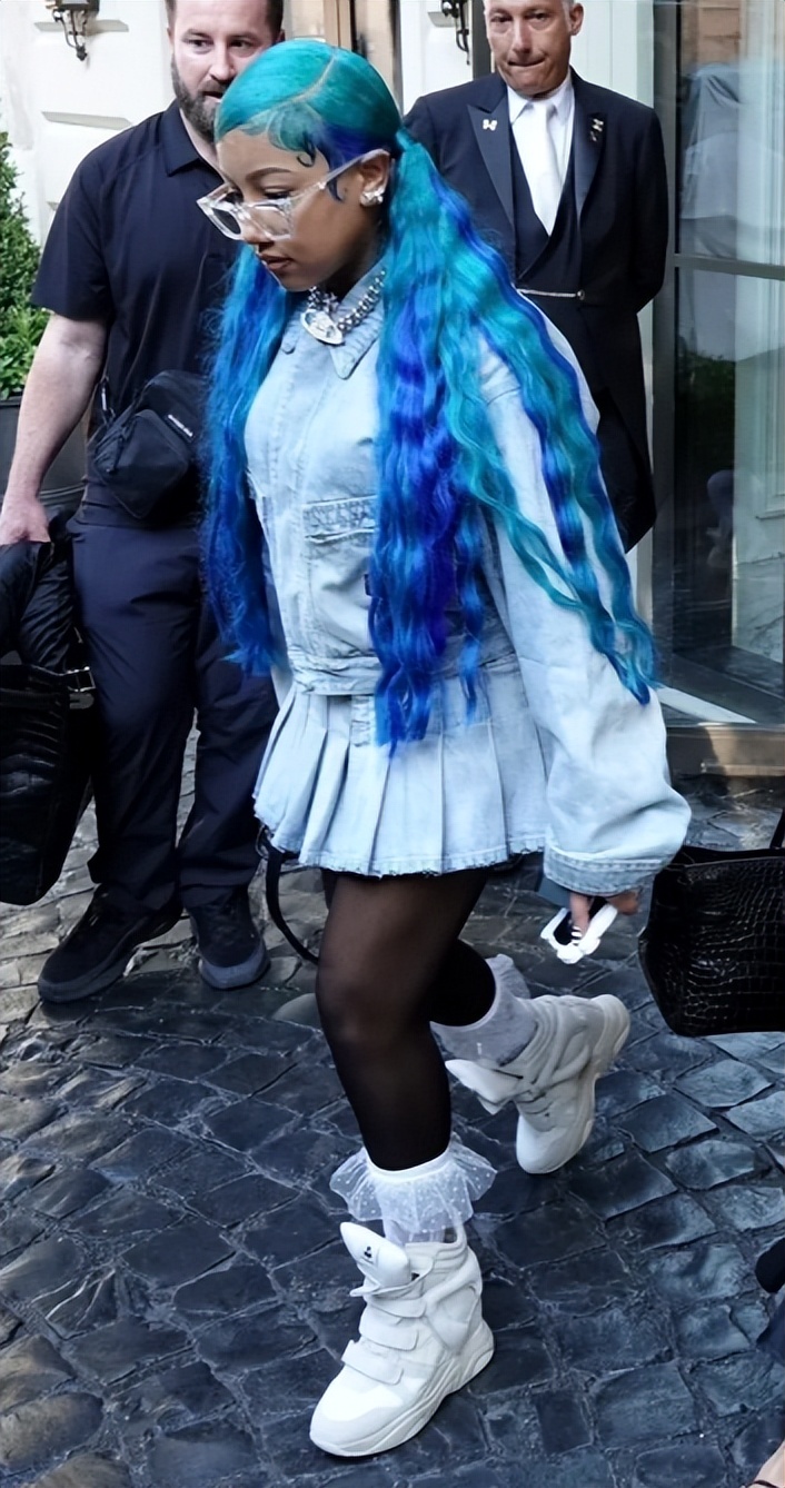 卡戴珊带女儿罗马度假,12岁小西北发育太猛像40岁,网友:谁是妈