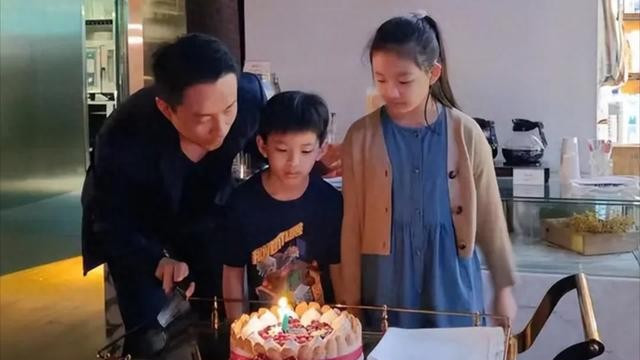 父亲节这天，汪小菲的两个举动，撕碎了具俊晔苦苦维持3年的体面