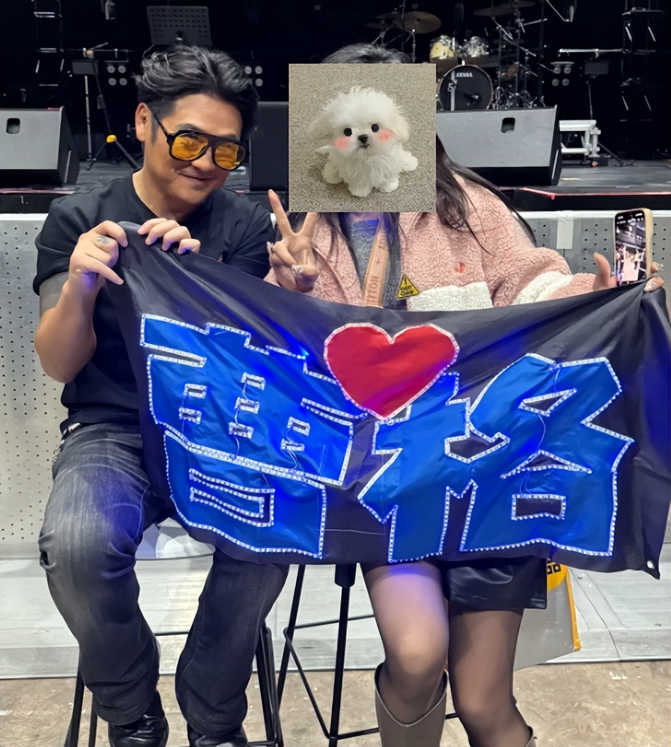 46岁曹格演唱会“尺度大”,与女粉丝十指紧扣、还亲吻合影引争议