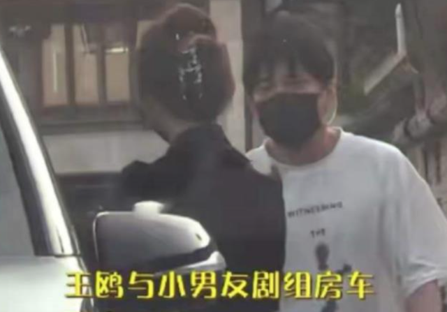王鸥的孩子已经1岁多了,何九华在综艺节目首度公开:我还没结婚