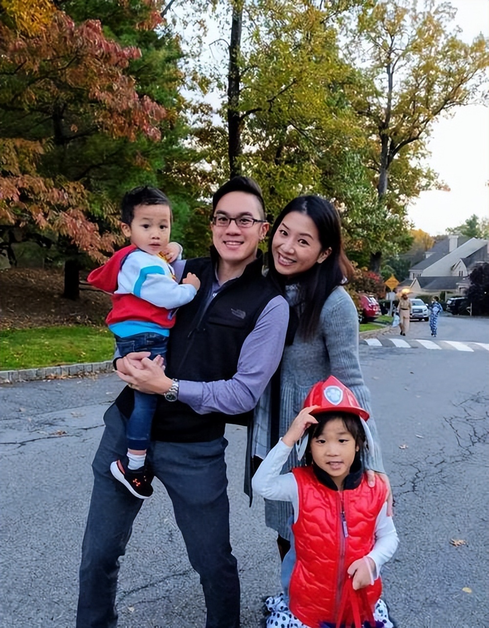 嫁入豪门12年，如今早已儿女双全，和丈夫定居美国，享受阔太生活