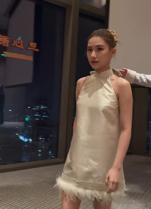 王诗龄何超莲同台现身，明明年纪最小，却被衬的又土又老