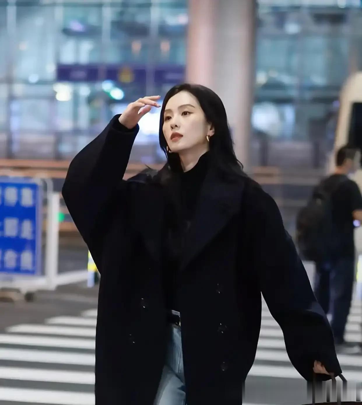 刘诗诗果然是“优雅女神”！海军蓝大衣搭配喇叭牛仔裤，时髦高级