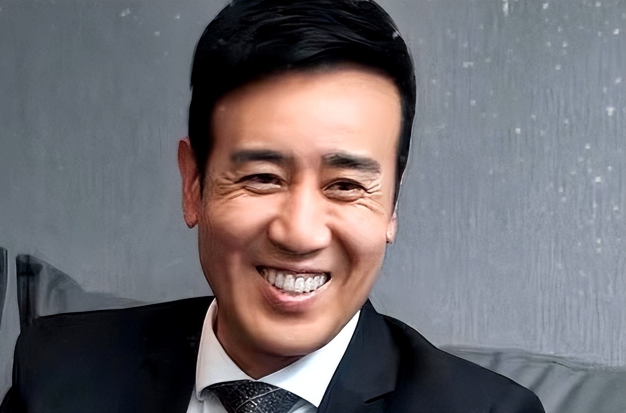 于和伟被人民日报点名,专访暴露“真实处境”,娱乐圈地位又变了