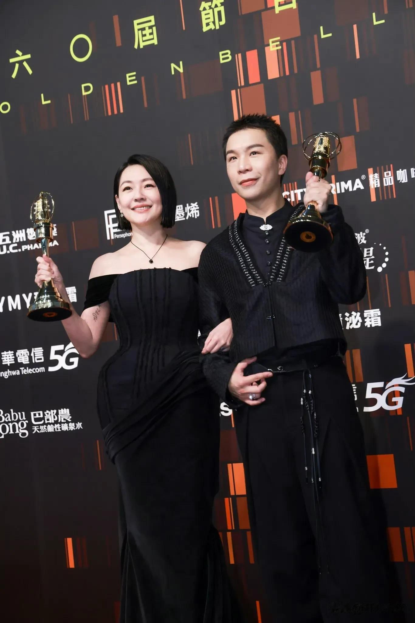 小S穿黑色抹胸裙又白又瘦，姐姐去世8个月第一次公开露面，美爆了