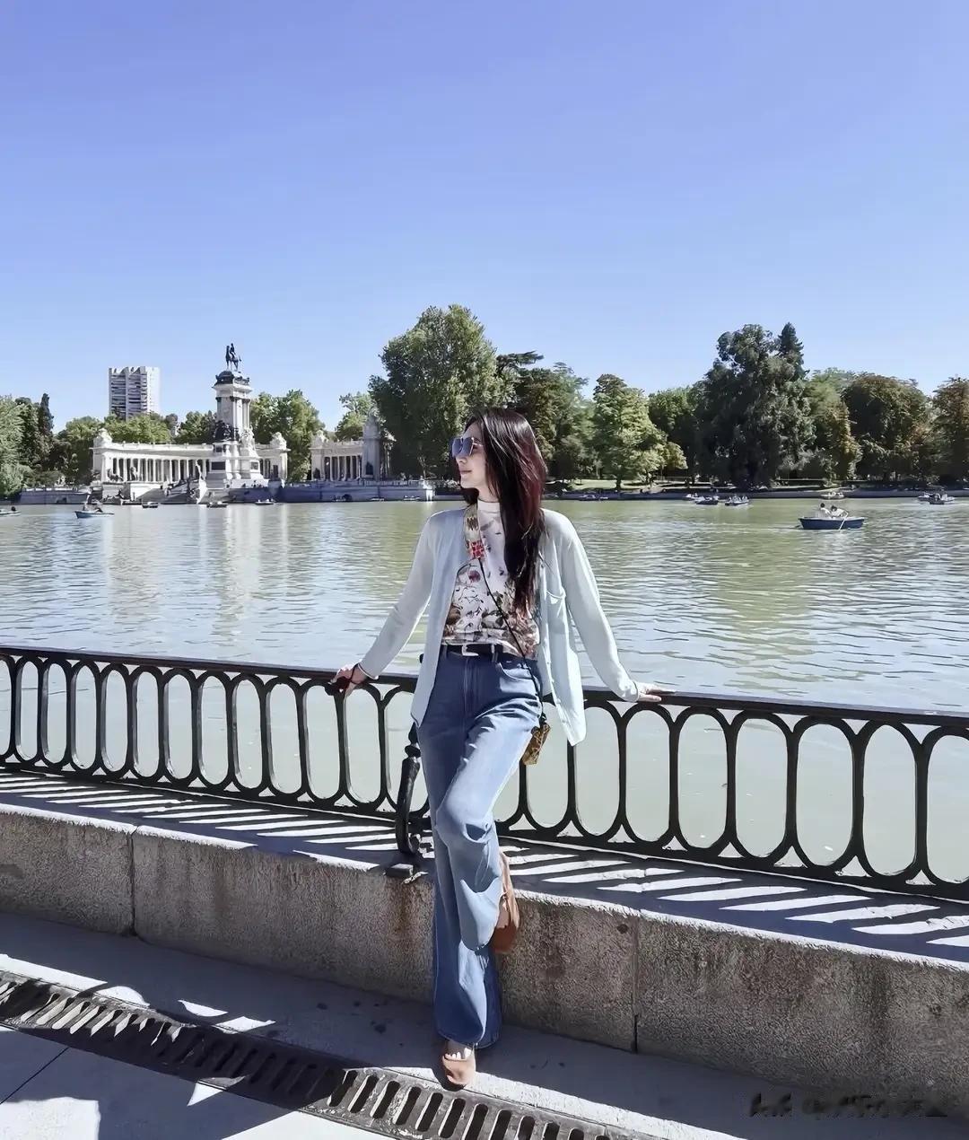 江疏影分享欧洲旅行碎片，穿绿色针织衫搭配蓝色牛仔裤又美又瘦
