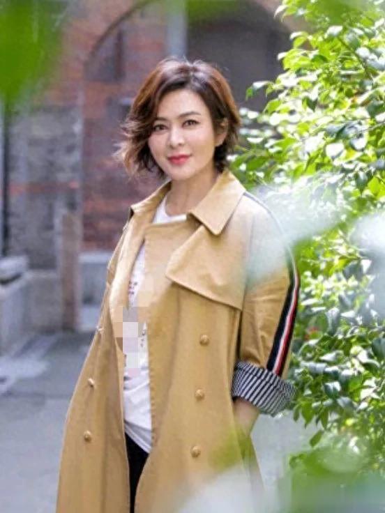 63岁关之琳换了微卷短发年轻30岁！穿风衣+白T恤，没有大妈味