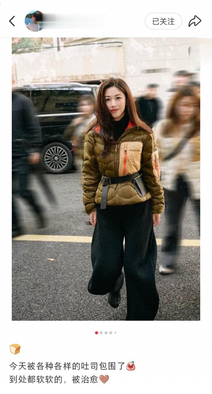 朱珠打卡吐司快闪店,穿收腰羽绒配阔腿裤时尚又温暖