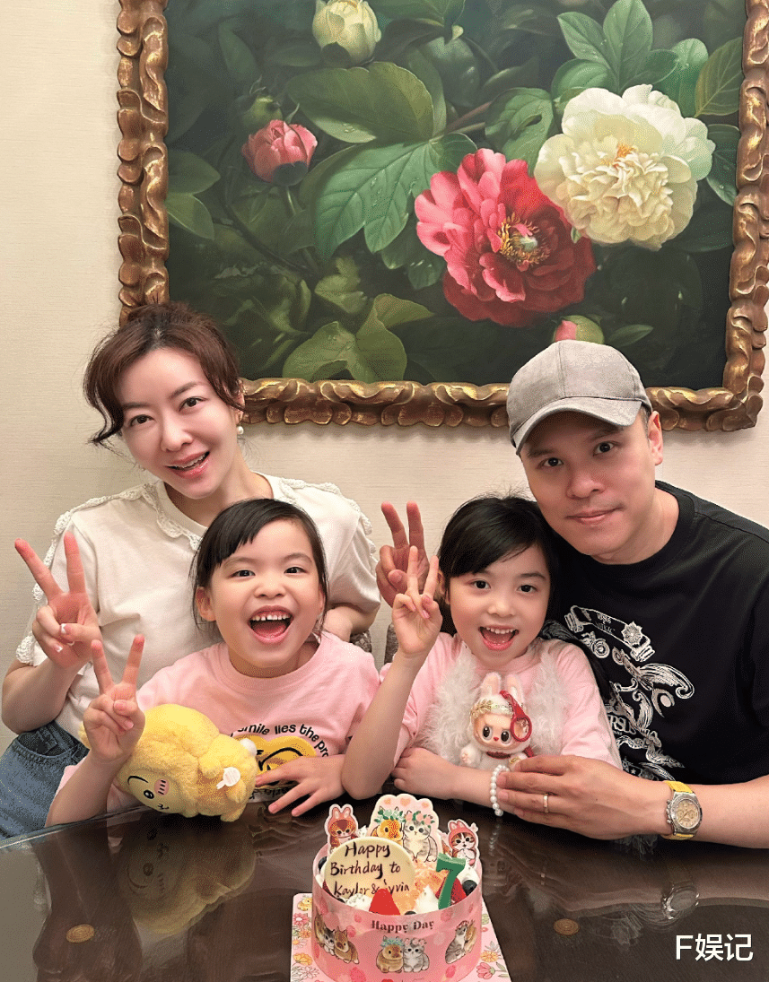 双胞胎样子不相似！熊黛林晒一家四口全家福为两个女儿庆7岁生日