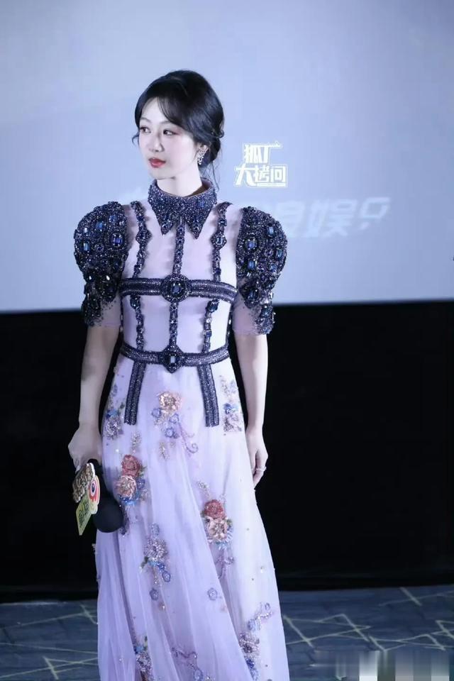 杨紫最新造型，穿紫色精致纱裙超美大气，现场叉腰撒娇好萌呀