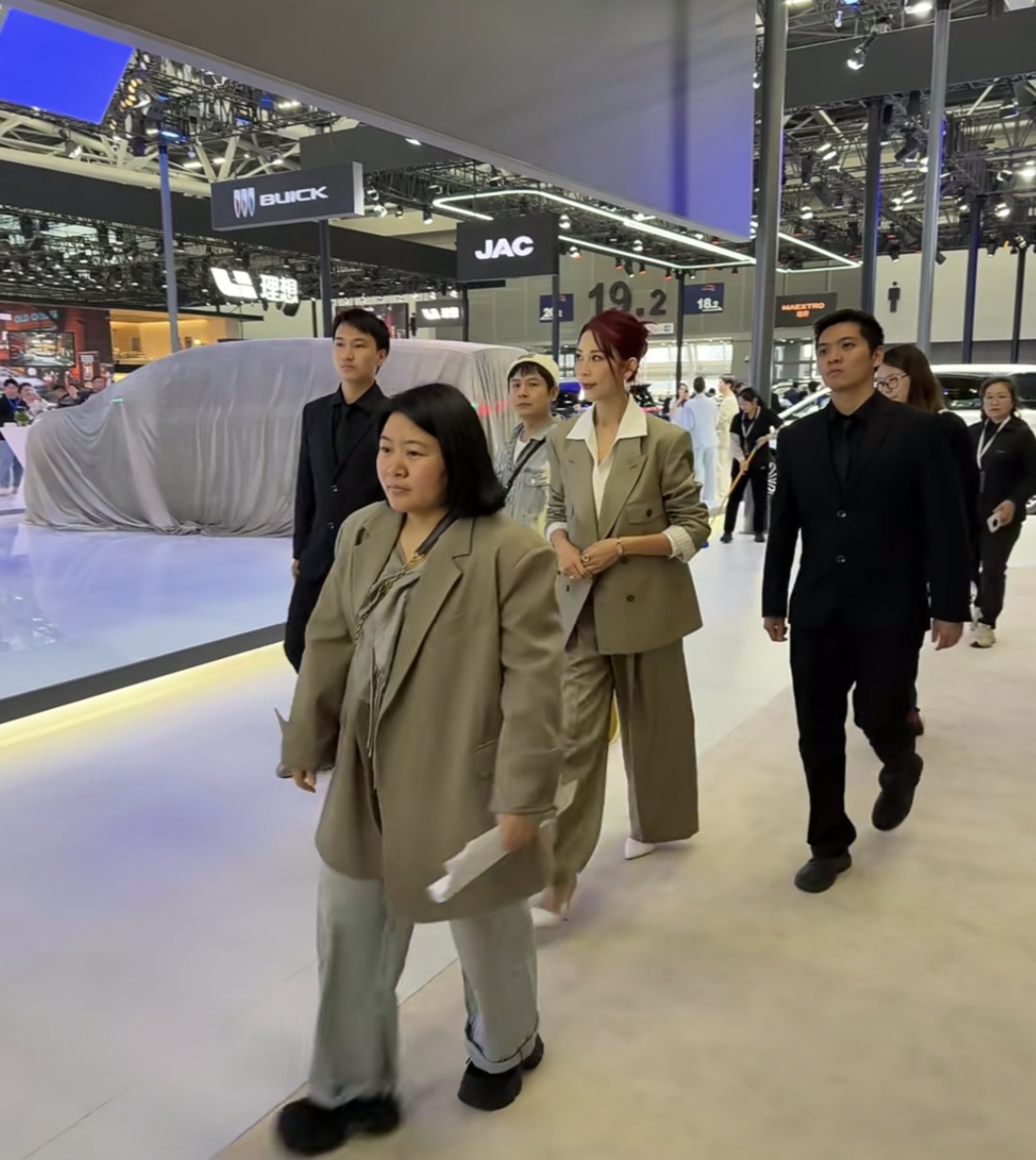 广州车展遇到蔡少芬本人又高又靓女,根本不是网上说的又老又憔悴