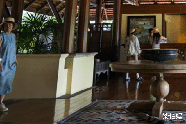 雷佳音清迈度假，妈妈妻女都很会穿，就他穿拖鞋盘着核桃没明星样