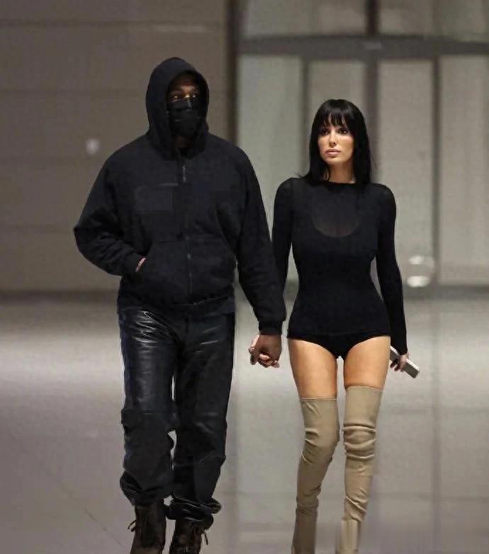 侃爷酷爱与小娇妻逛街！一个穿皮裤一个穿短裤，两人不在一个季节