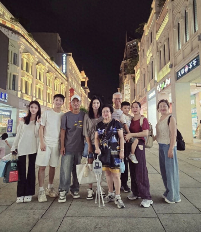 李克勤妈妈与亲家游厦门，拄拐杖出镜气场强大，合照儿媳陪伴左右