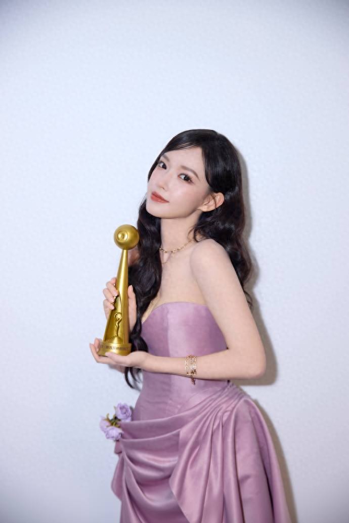 程潇获“风尚引领”奖！紫色长裙闪耀红毯，时尚界的新标杆！