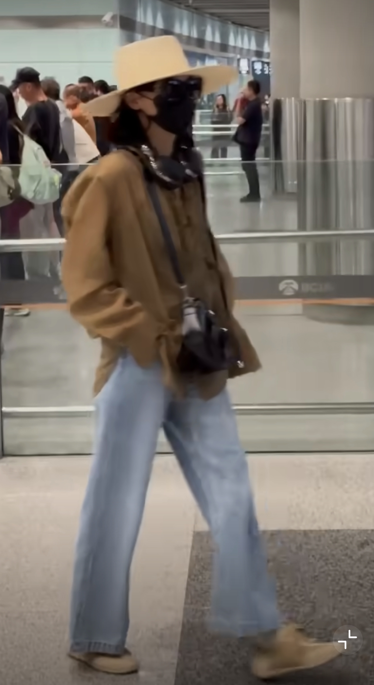 辛芷蕾获奖回国现身机场，身上挂一堆东西，该说不说这身穿搭好酷