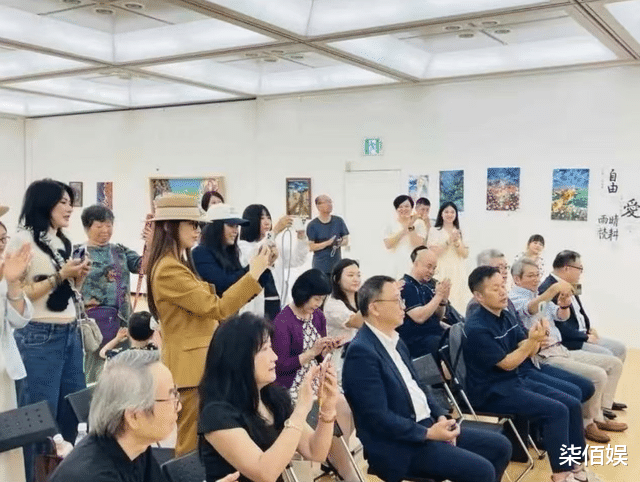 黄圣依带俩娃潜水,13岁安迪毫无朝气,发型凌乱体型是妈妈两倍大