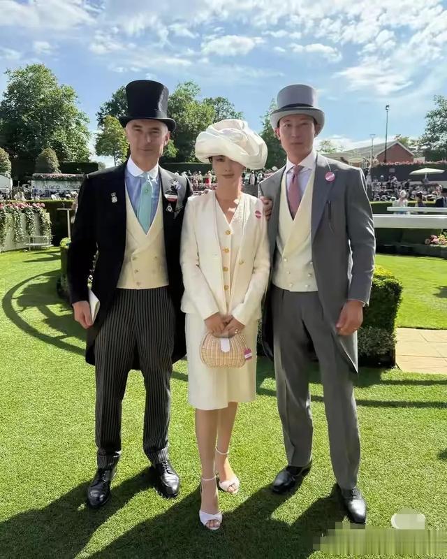 朱珠和老公现身赛马场，一身白色穿搭复古优雅，女王气场拉满