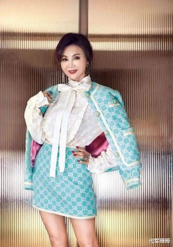 离婚30年后,从豪门弃妇到纳斯达克敲钟人,69岁谢玲玲成为人生赢家