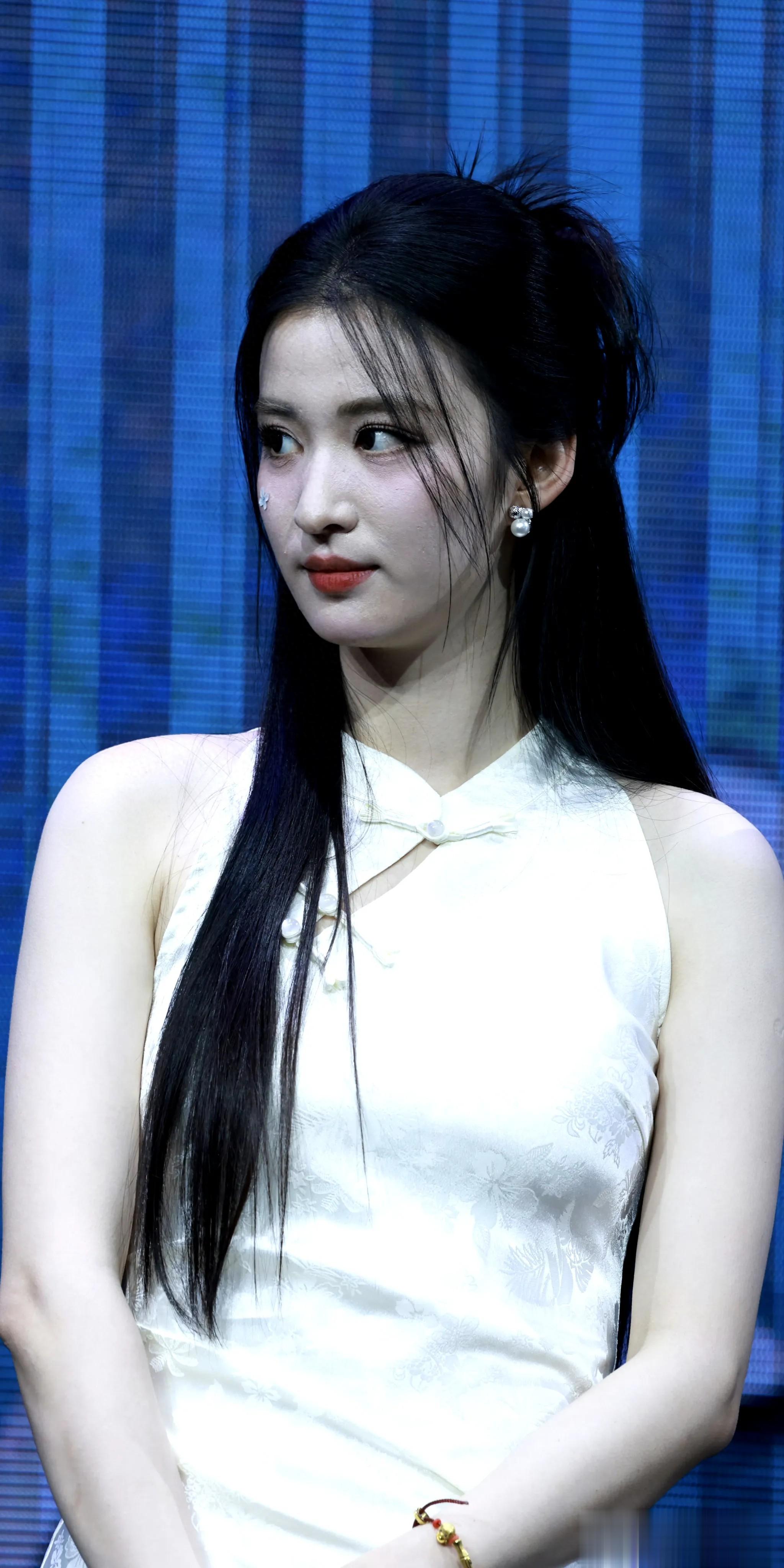 王楚然旗袍,这种藏而不露才能更显出成熟女人的身材 ?