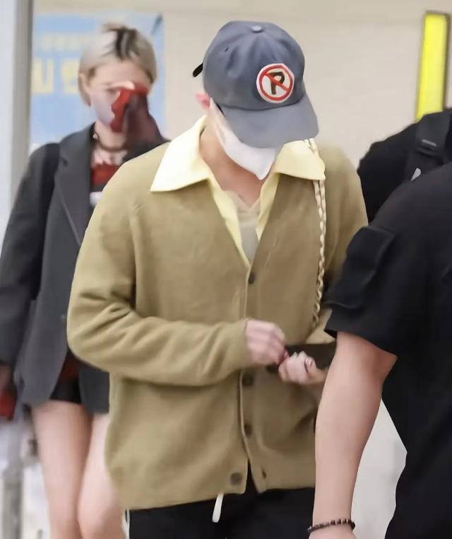 权志龙返韩现身机场,穿黑色的短裤搭配小腿袜,时尚品味确实特别