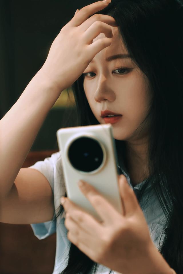 她，現在在用vivo X Fold5